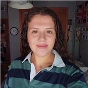 Profersora de ingles imparte clase a niños de colegio
